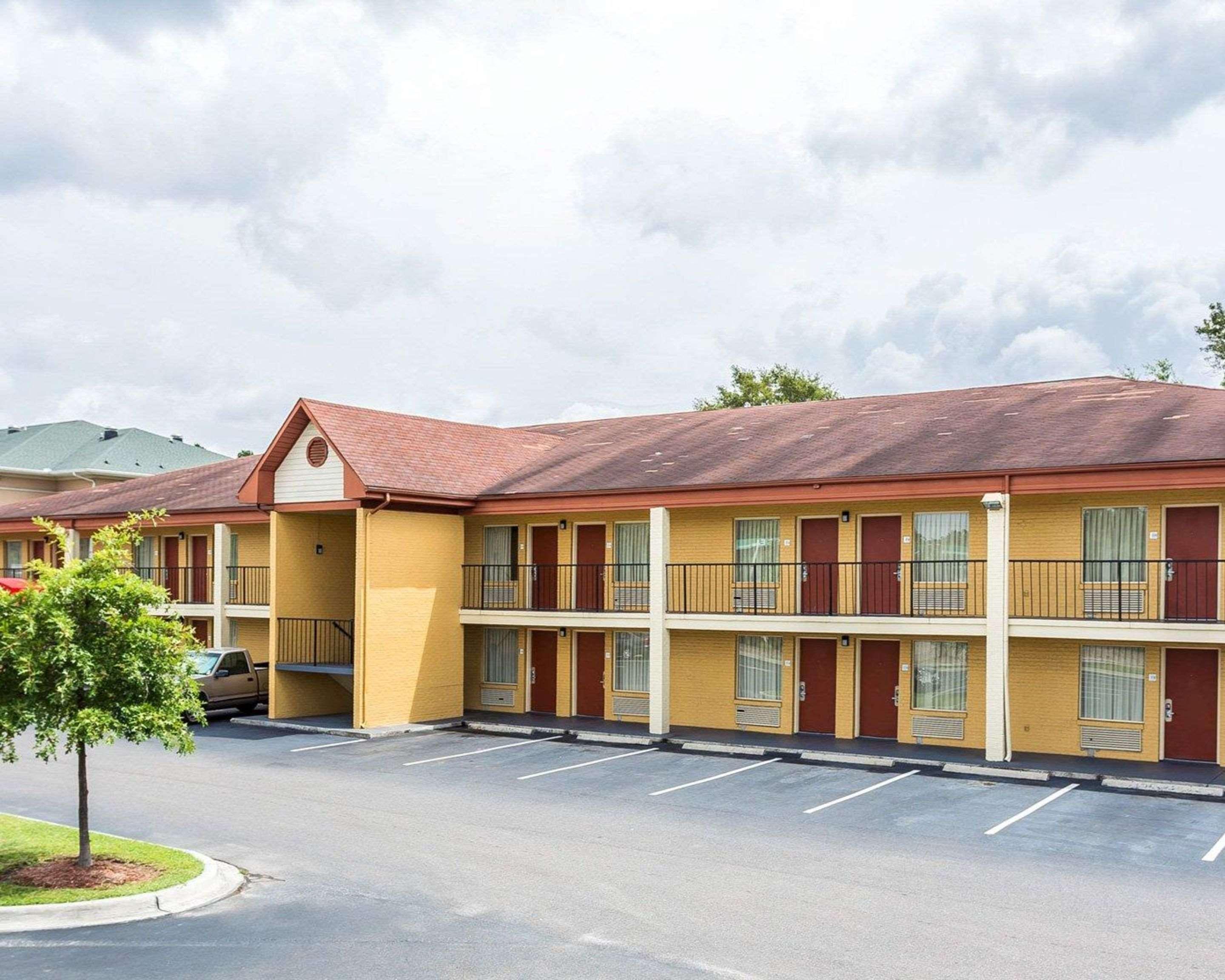 Econo Lodge Coliseum Charleston Exterior photo