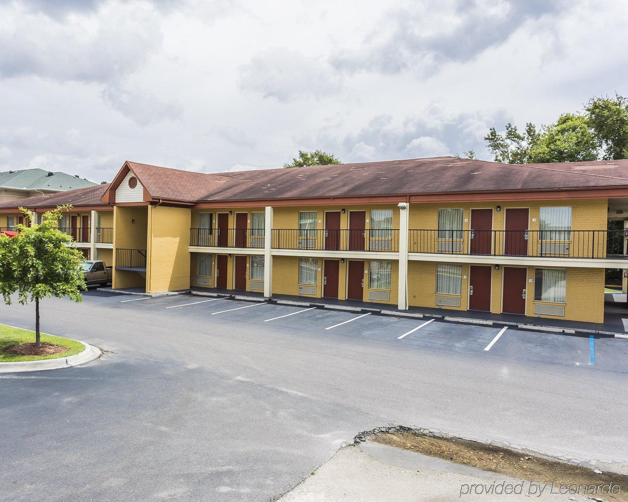 Econo Lodge Coliseum Charleston Exterior photo